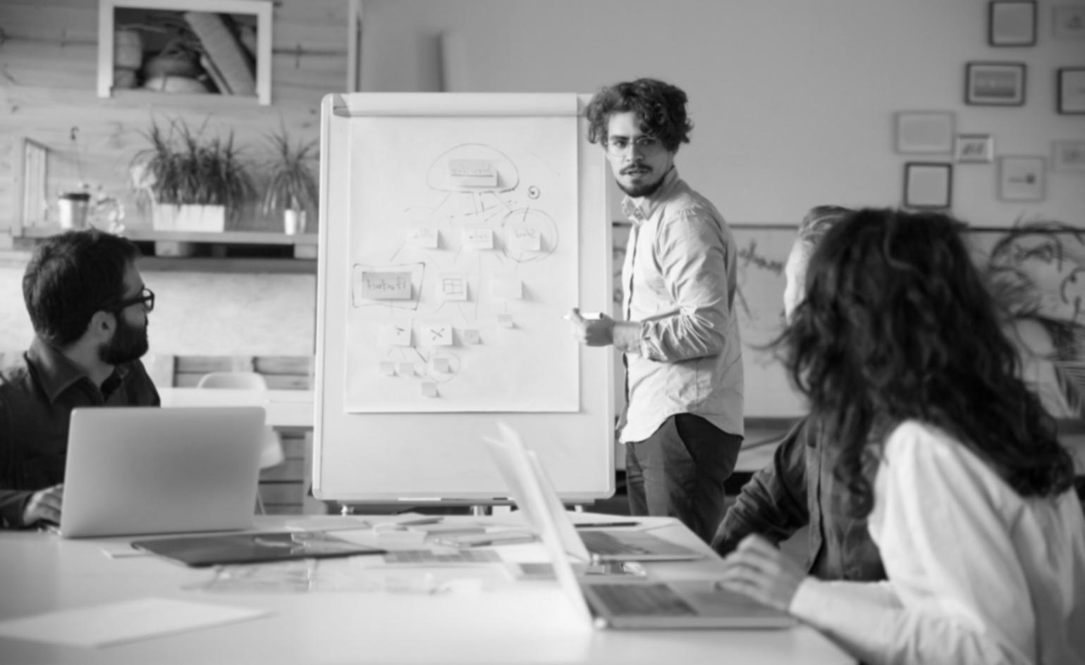 Equipo de Selvarinovexo trabajando en análisis de SEO móvil