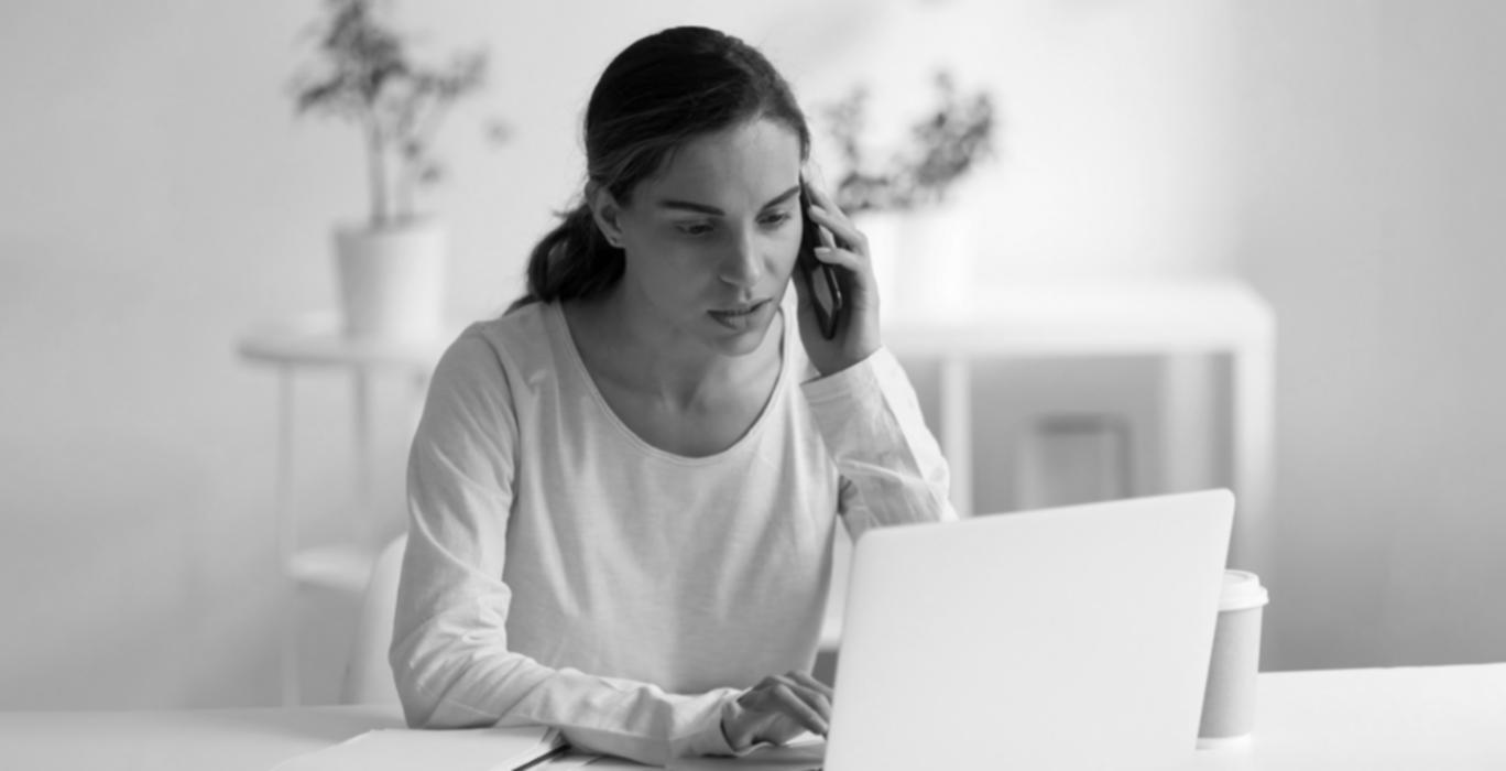 Estudiante trabajando en optimización móvil durante sesión práctica